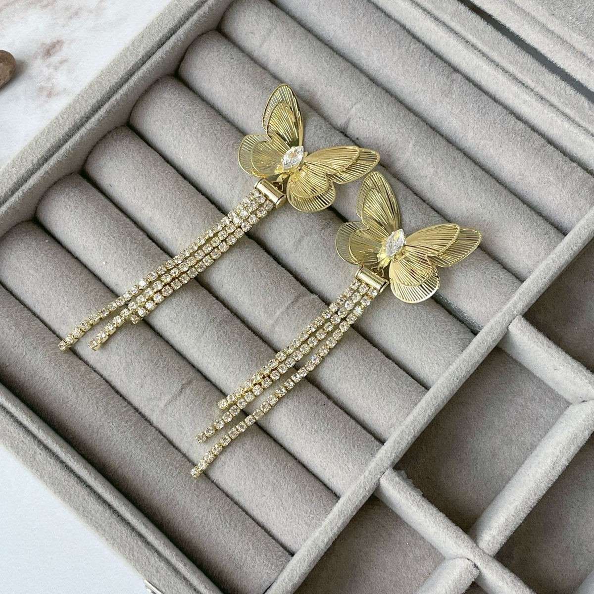 Aretes largos de mariposas color oro